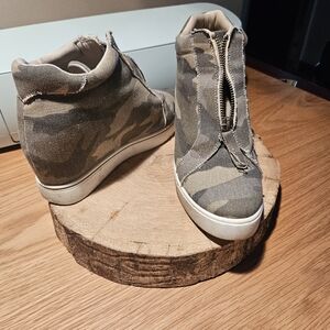 Camouflage Wedges